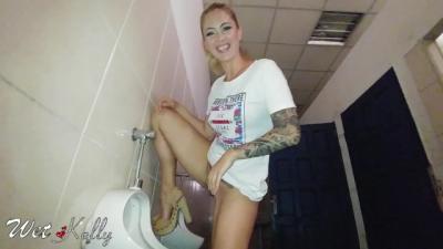 Девушка мастурбирует в общественном туалете